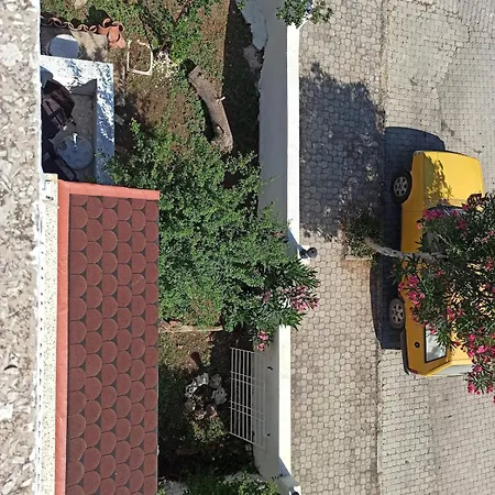 Great Location, Private Garden 2 Min Walk To
