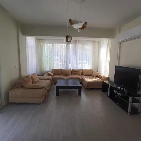 Great Location, Private Garden 2 Min Walk To *